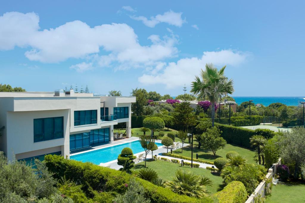 Susesi Luxury Resort apkārtnē esošā moderna villa ar baseinu un dārzu