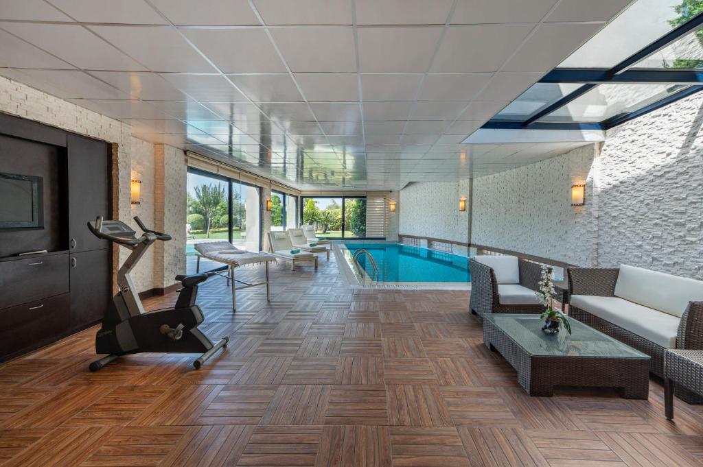 Mūsdienīgs iekštelpu baseins ar sporta iekārtām Susesi Luxury Resort