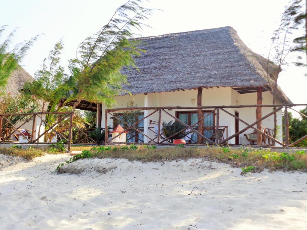 Reef & Beach Resort bungalo pie pludmales ar salmu jumtu.