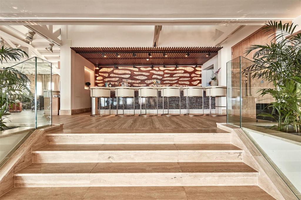 Mare Ayia Napa viesnīcas stilīgais bārs ar elegantu interjeru.