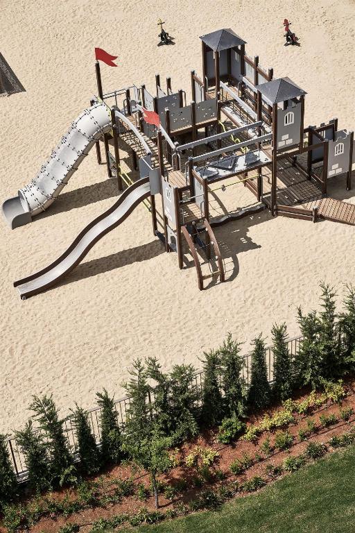 Bērnu rotaļu laukums viesnīcā Mare Ayia Napa pie pludmales.