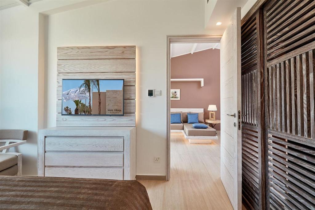 Elegants numurs ar televizoru un skatu Mare Ayia Napa viesnīcā.