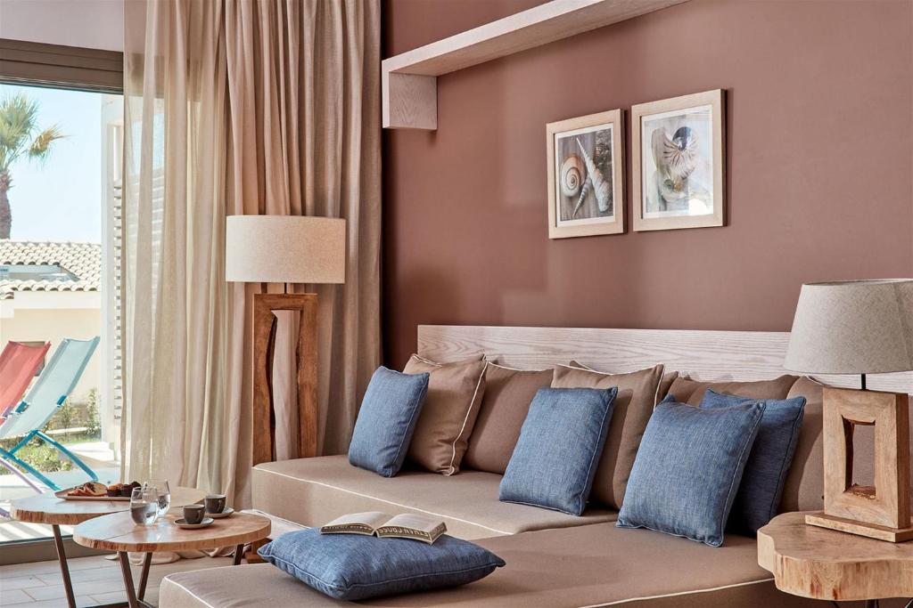 Mare Ayia Napa viesnīcas elegants numurs ar modernu interjeru.