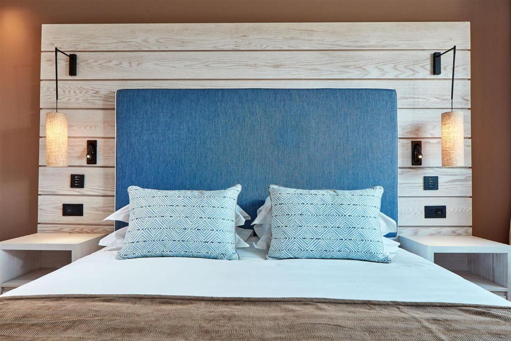 Mare Ayia Napa numurs ar modernu dizainu un zilu galvgali.