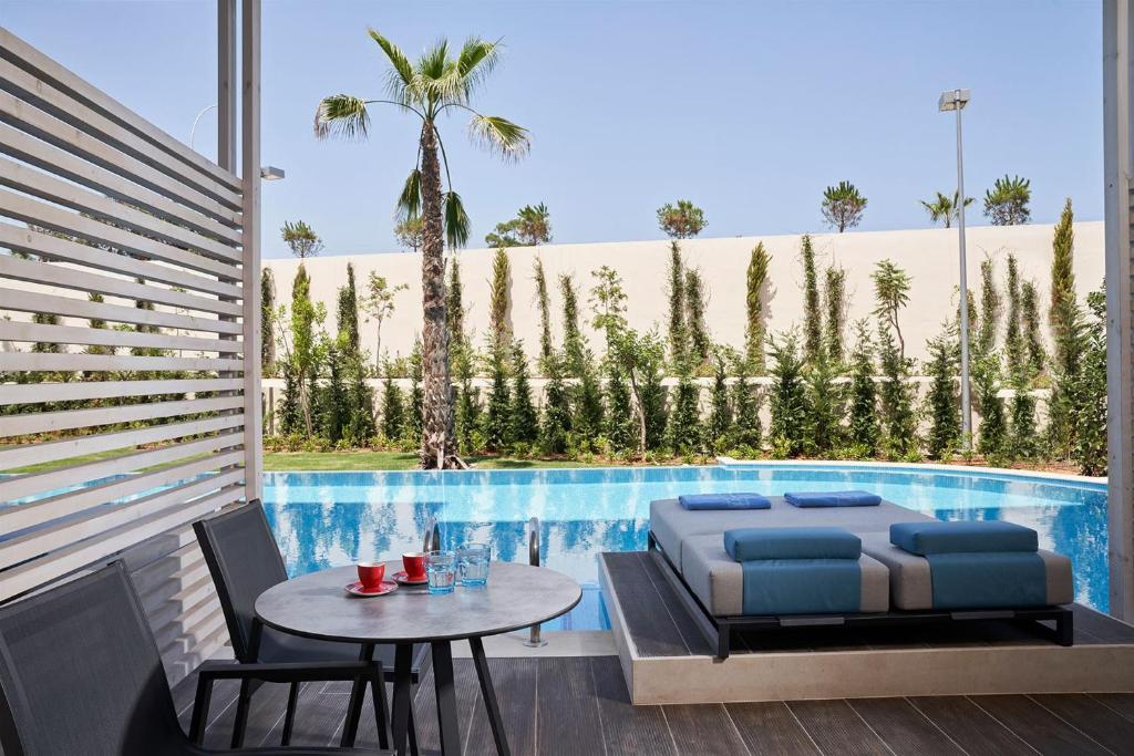 Mare Ayia Napa baseins ar privātu terasi un sauļošanās krēsliem.