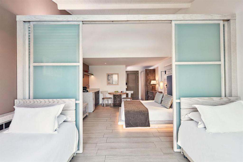 Mare Ayia Napa numurs ar modernu interjeru un divām gultām.