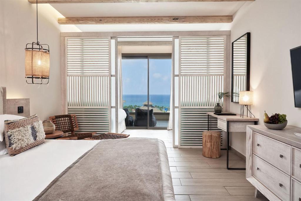 Mare Ayia Napa numurs ar terasi un skatu uz jūru.