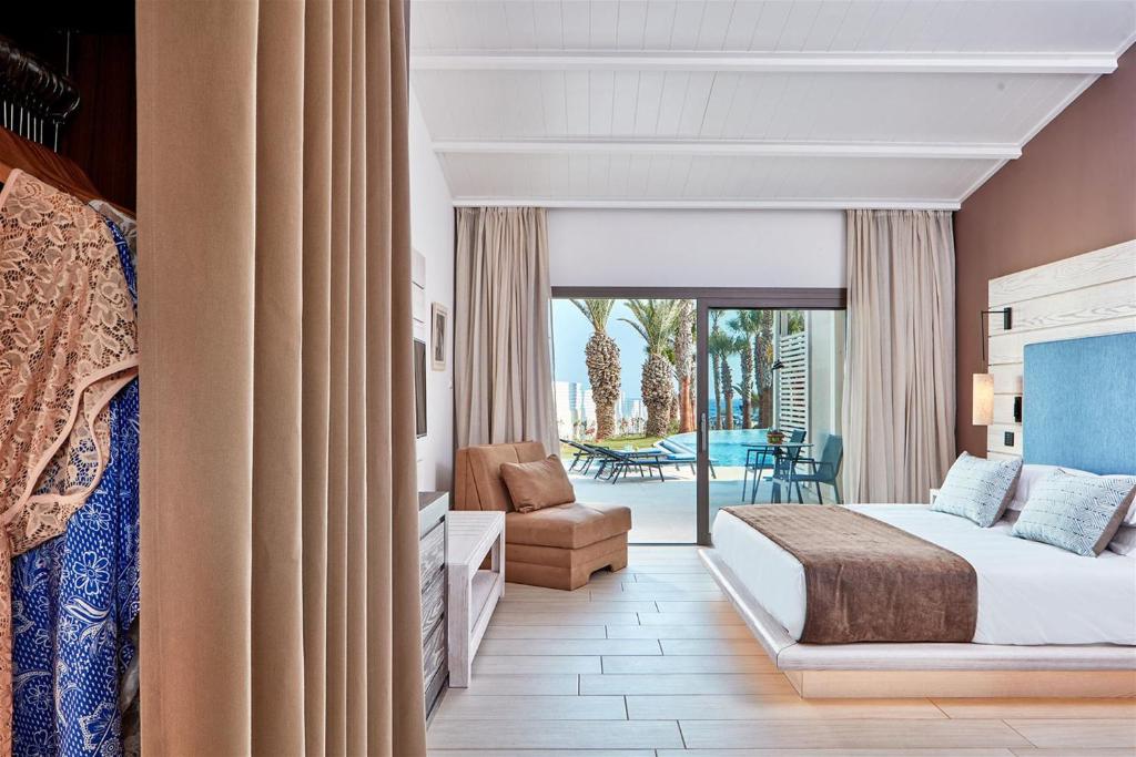 Mare Ayia Napa numurs ar skatu uz baseinu un palmām