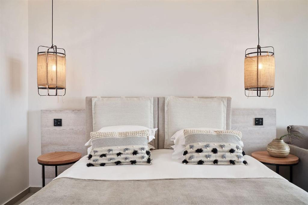 Elegants Mare Ayia Napa viesnīcas numurs ar modernām lampām.