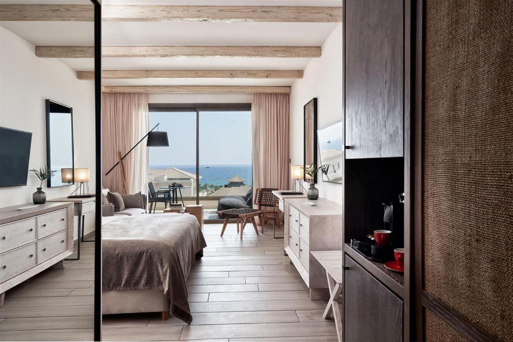 Elegants numurs ar skatu uz jūru viesnīcā Mare Ayia Napa.