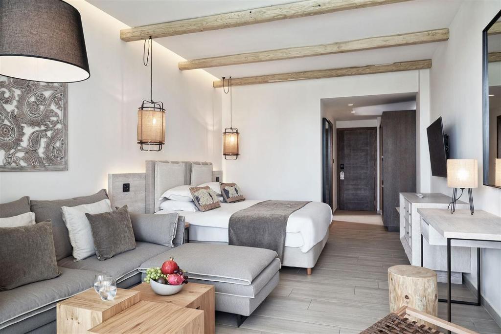 Elegants numurs viesnīcā Mare Ayia Napa ar modernu interjeru.