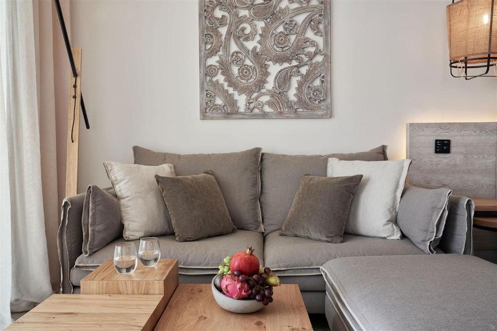 Komfortabla atpūtas zona ar dīvānu viesnīcā Mare Ayia Napa.