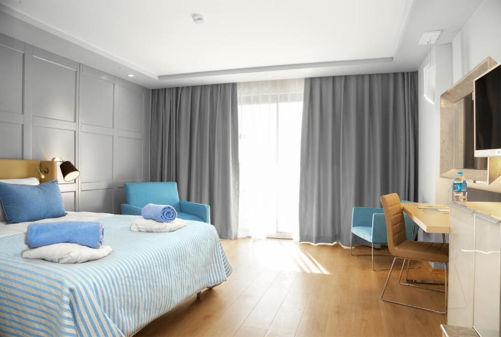 Mūsdienīgs numurs Numa Bay Exclusive Hotel ar gaisīgu interjeru.