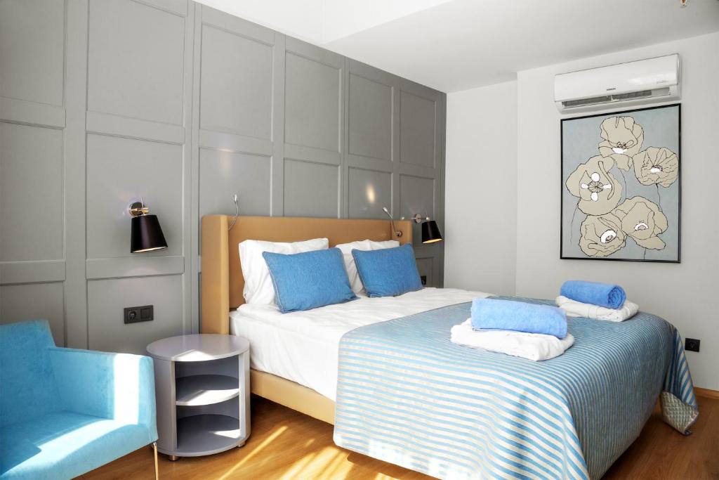 Mūsdienīgs numurs ar gultu un dekoratīvām spilveniem Numa Bay Exclusive Hotel