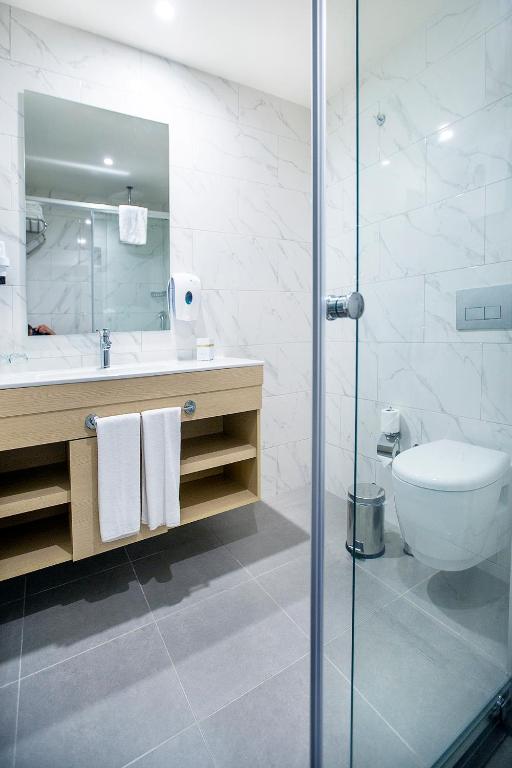 Mūsdienīgs vannas istabas interjers Numa Bay Exclusive Hotel.