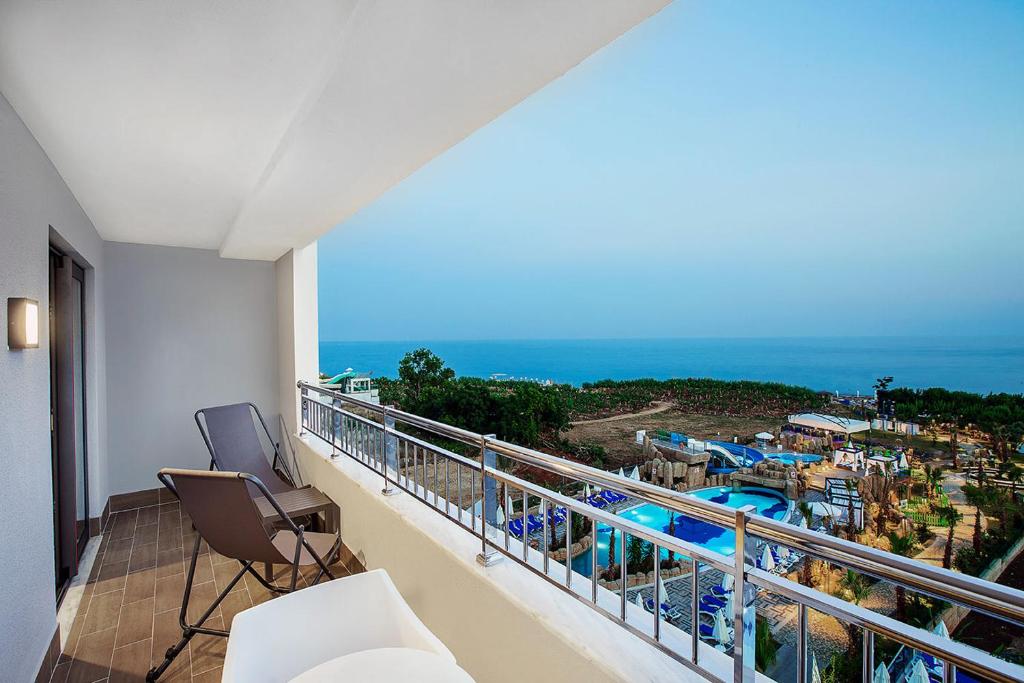 Skats no Numa Bay Exclusive Hotel balkona uz piekrasti un baseinu