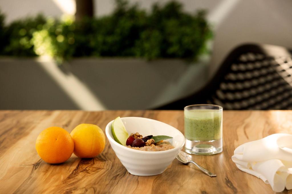 Veselīga brokastu maltīte pie Numa Bay Exclusive Hotel ar augļiem un smūtiju.