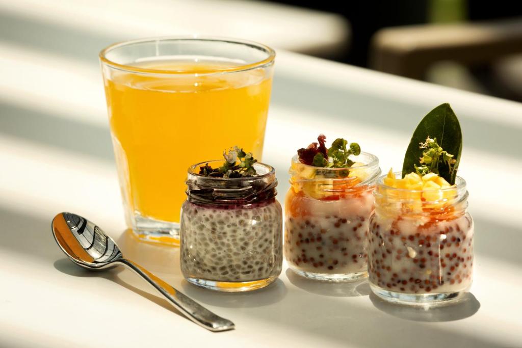 Trīs garšīgas deserta burciņas un dzēriens no Numa Bay Exclusive Hotel.