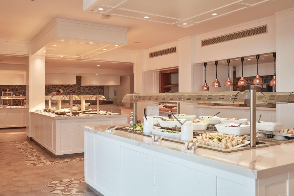 Mare Ayia Napa bufetes zona ar gardiem ēdieniem