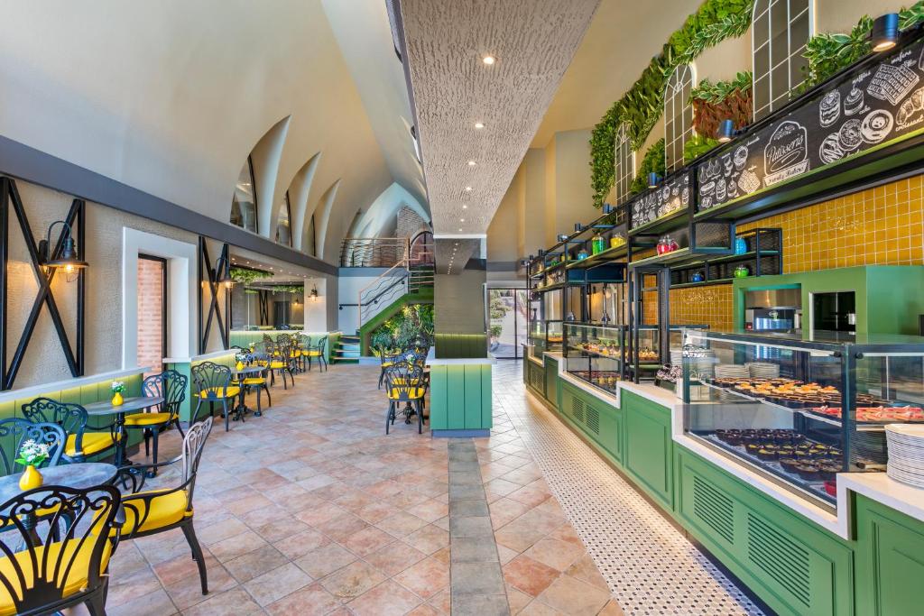 Mūsdienīgs bistro stils Limak Arcadia Sport Resort, kur baudīt gardus ēdienus.