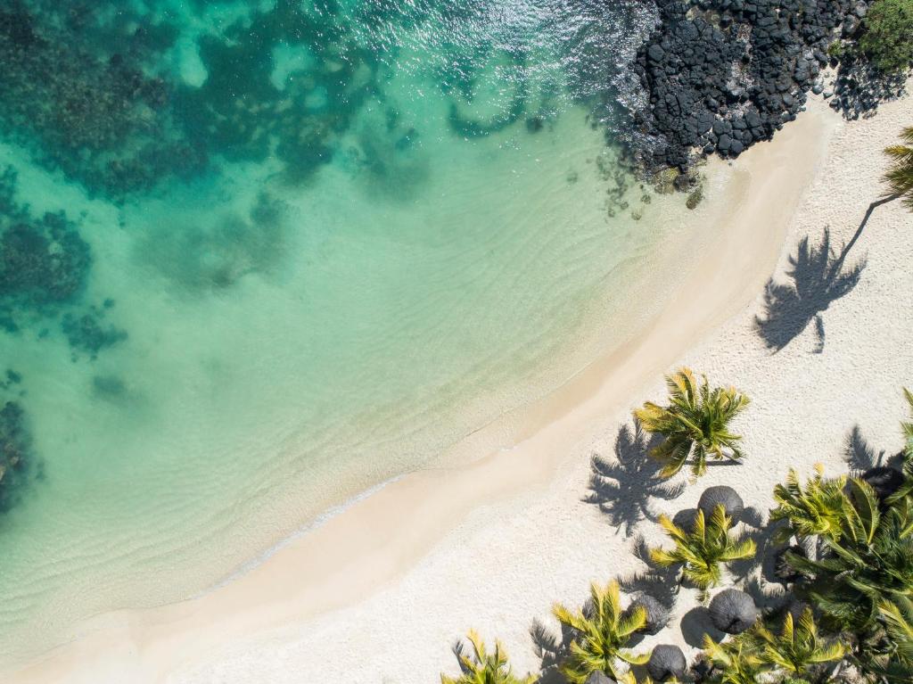 Skats uz pludmali un zilo ūdeni pie LUX* Grand Baie