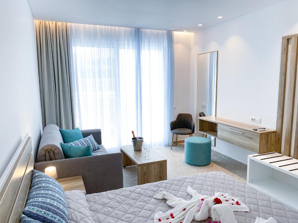 Mūsdienīgs numurs viesnīcā Lardos Bay ar balkonu un ērtu atpūtas zonu.