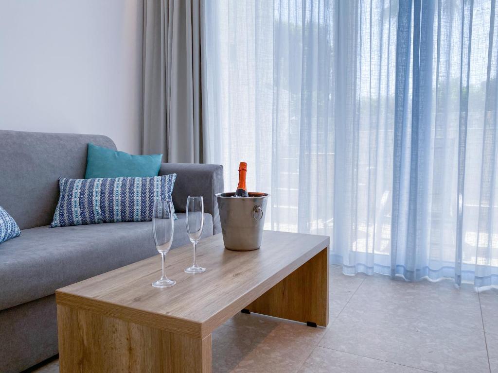 Grezns dzīvojamais numurs ar šampanieša pudeli un glāzēm Lardos Bay