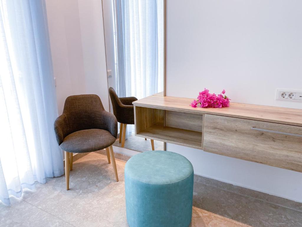 Mūsdienīgs interjers ar krēslu un galdiņu viesnīcā Lardos Bay