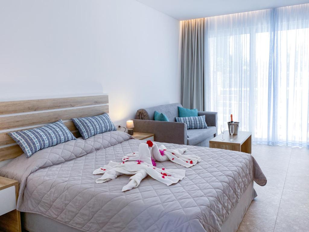 Mūsdienīgs numurs viesnīcā Lardos Bay ar gultu un dzīvojamo zonu.