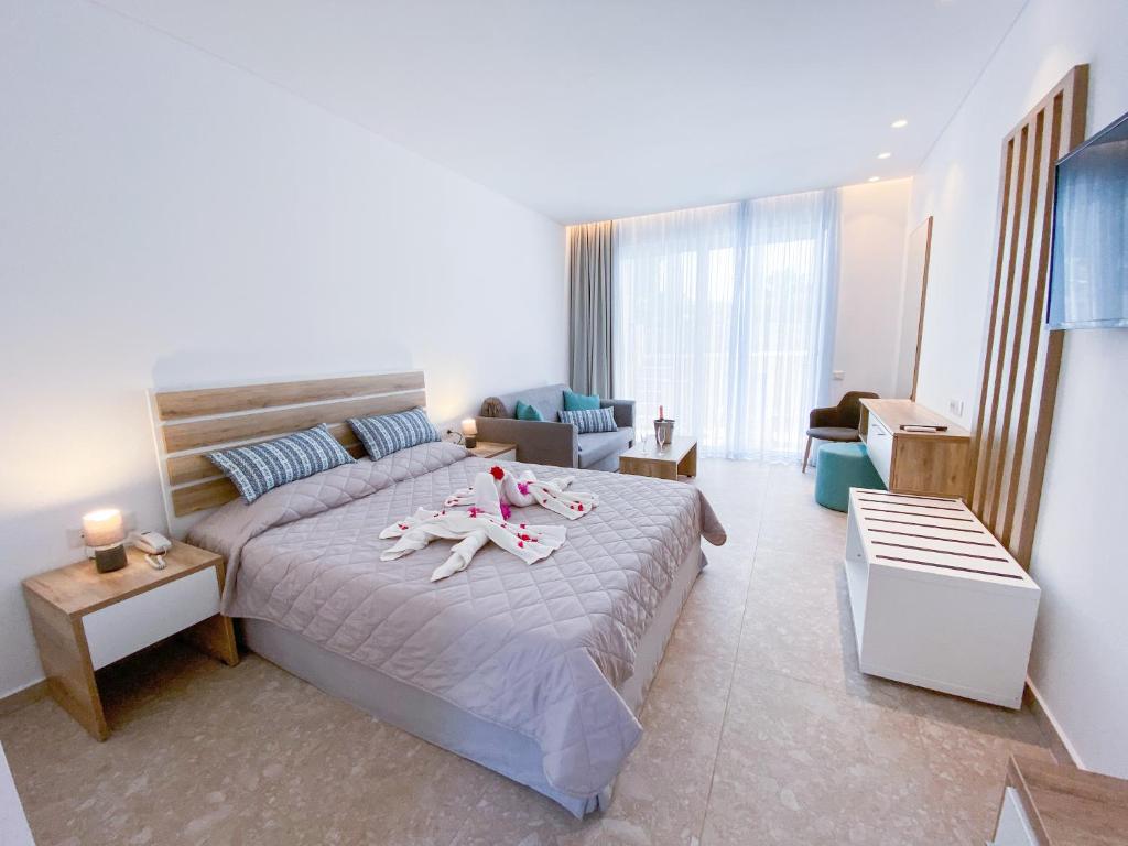 Moderns numurs viesnīcā Lardos Bay ar ērtu gultu un dīvānu