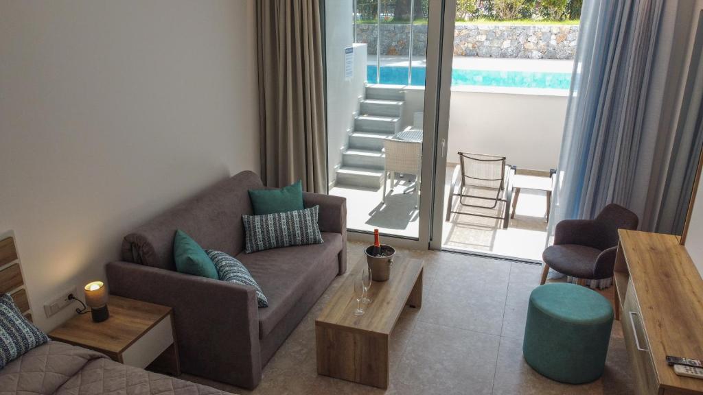 Mūsdienīgs numurs ar piekļuvi baseinam viesnīcā Lardos Bay.