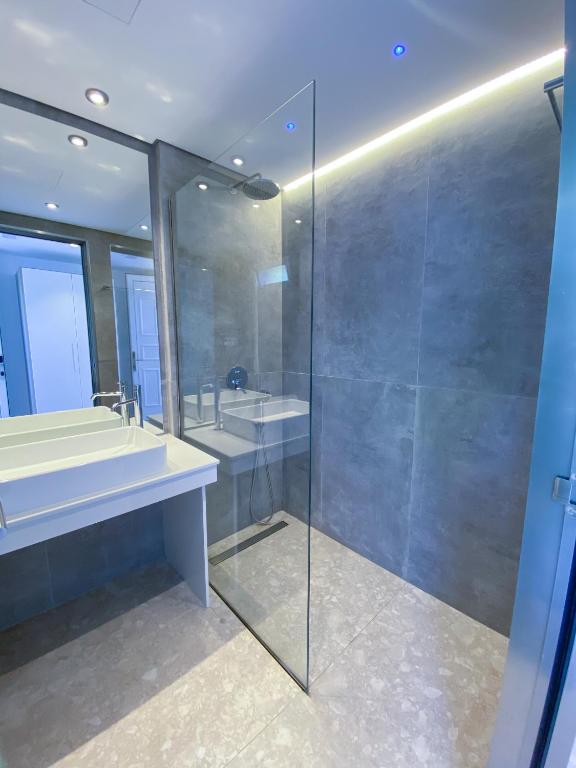 Mūsdienīgs vannas istabas dizains ar stikloto dušu viesnīcā Lardos Bay.