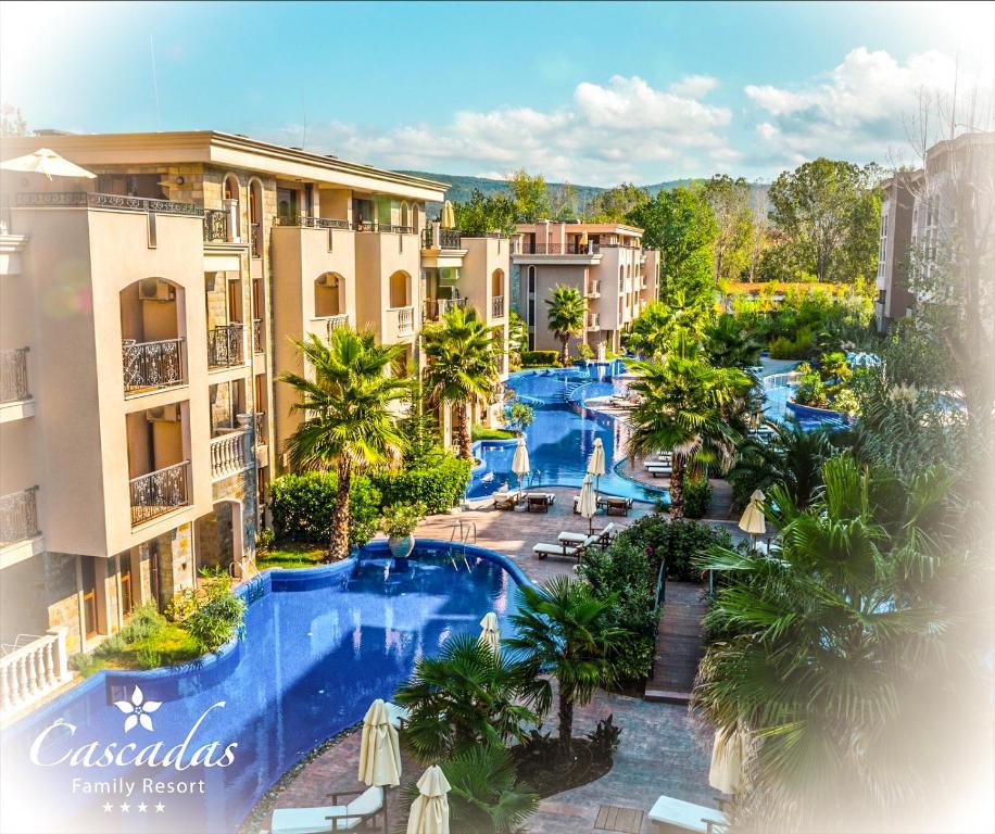 Cascadas Family Resort piedāvā idillisku skatu uz baseiniem un tropisko ainavu, radot relaksējošu atmosfēru brīvdienām. Elegantās viesnīcas ēkas ir ieskautas zaļumos un palmās, kas veido ideālu atpūtas vietu.