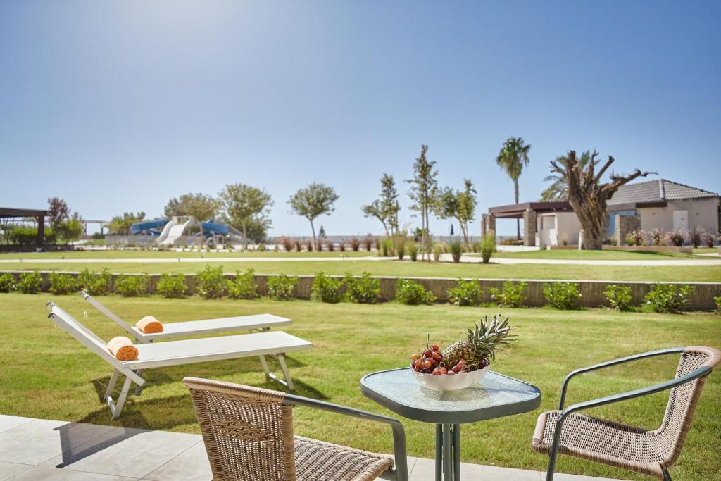 Saulaina terase pie Princess Sun Hotel ar skatu uz zāli un baseinu.