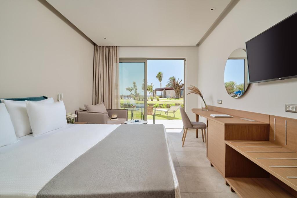 Moderns numurs ar skatu uz dārzu viesnīcā Princess Sun Hotel.