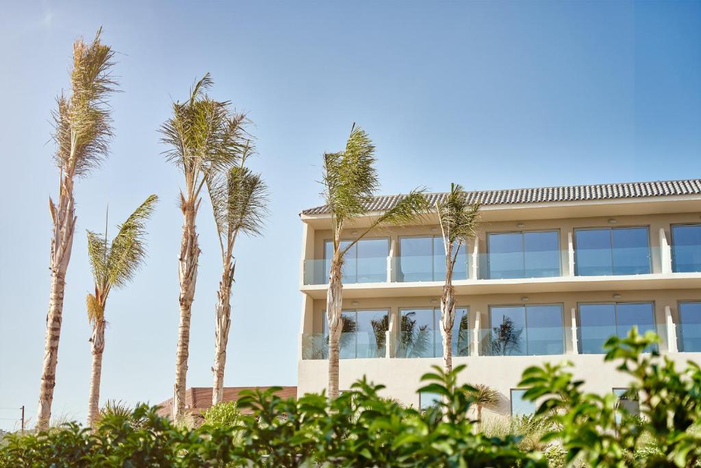 Princess Sun Hotel modernā ēka ar palmām piekrastē