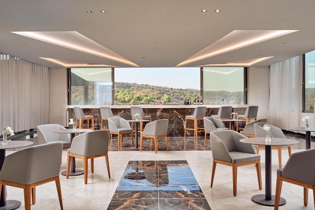 Mūsdienīga kafejnīca ar panorāmas skatu, Princess Sun Hotel