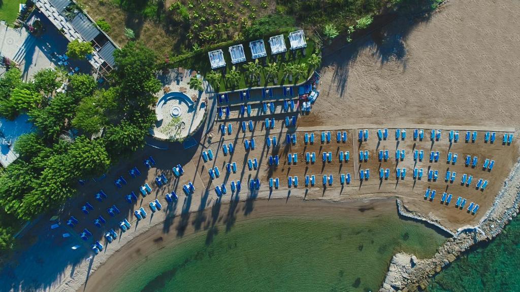 Skats uz pludmali ar sauļošanās krēsliem Numa Bay Exclusive Hotel