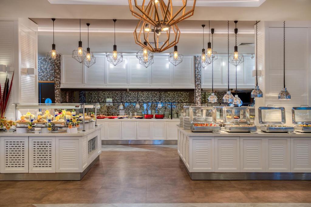 Numa Bay Exclusive Hotel bufete ar plašu ēdienu izvēli un modernu interjeru.