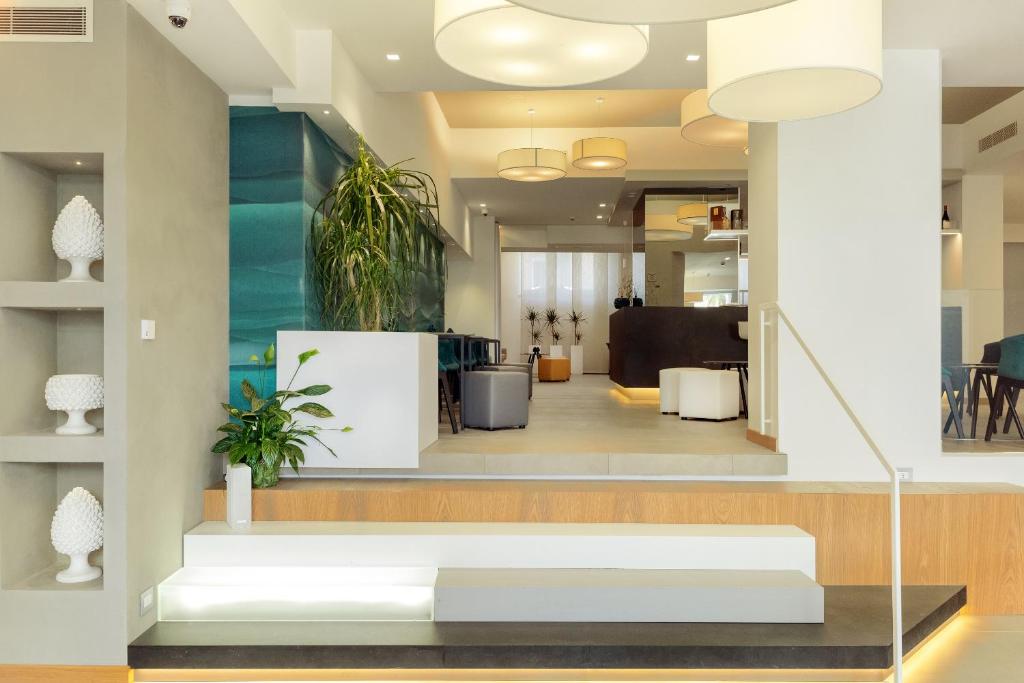 Mūsdienīgs un elegants interjers ar atvērtu plānojumu, gaišām krāsām un augiem, radot patīkamu atmosfēru. Interjers ietver stilīgas mēbeles un apgaismojumu.