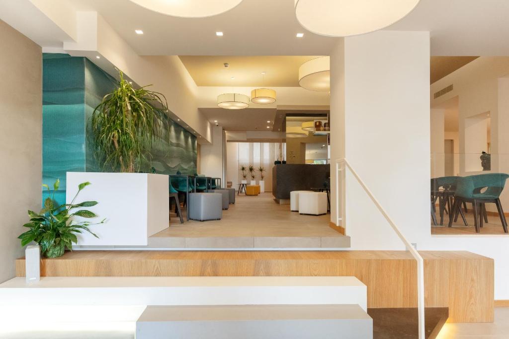 Moderns interjers ar dabiskiem elementiem un ērtiem sēdvietām, radot relaksējošu atmosfēru. Telpa ir gaiša ar zaļumiem un elegantu apgaismojumu.