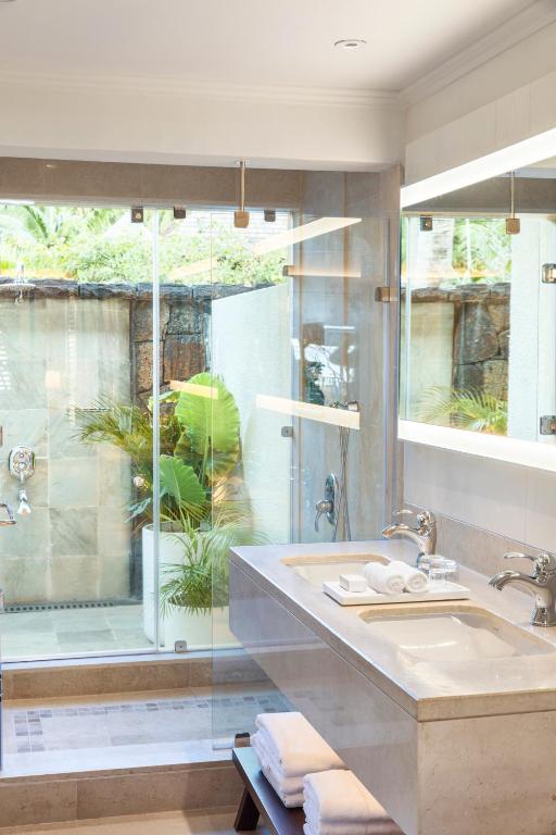 Moderns vannas istaba ar stikla dušu pie LUX* Le Morne