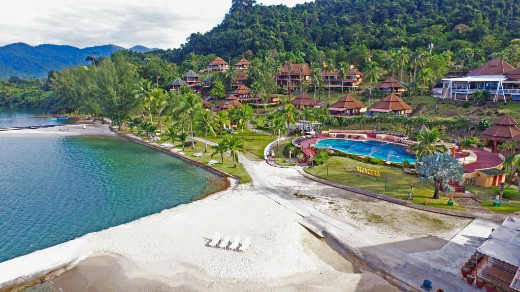 Ainava ar The Aiyapura Koh Chang Resort un pludmali piekrastē.