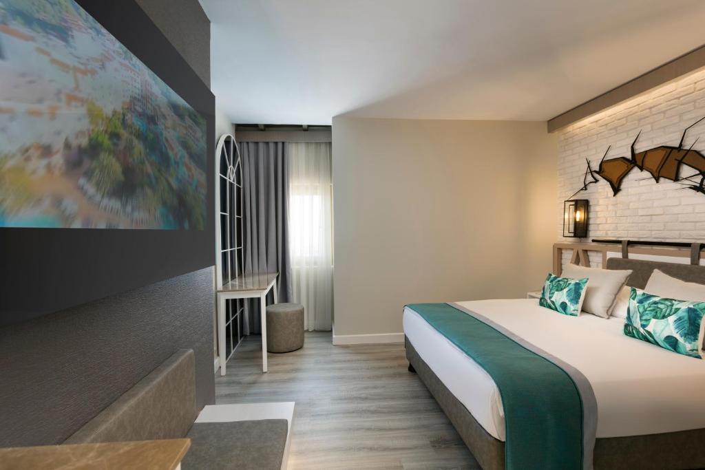 Moderns numurs Limak Arcadia Sport Resort ar zaļiem akcentiem.