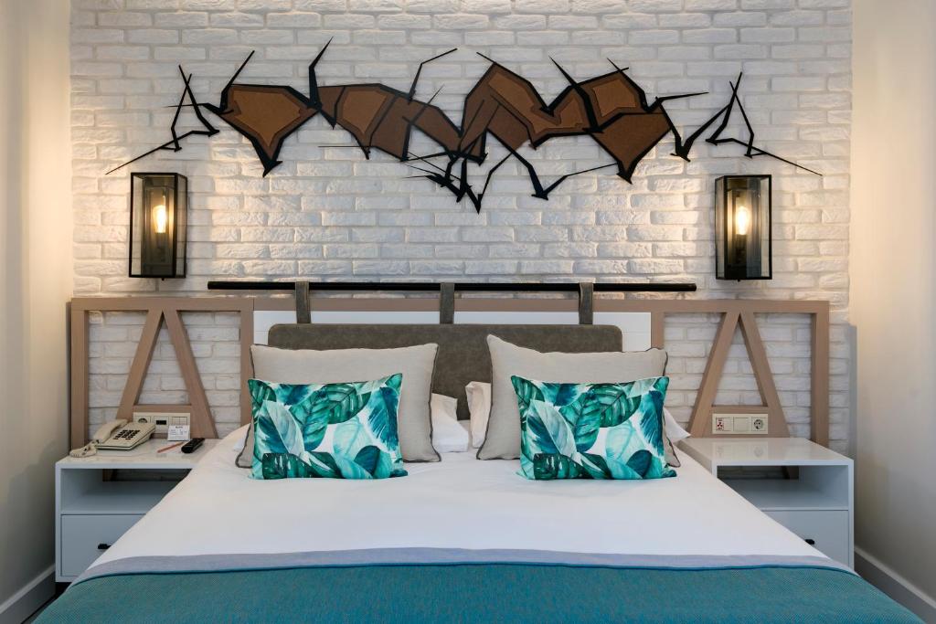 Moderns numurs viesnīcā Limak Arcadia Sport Resort ar zaļiem spilveniem.