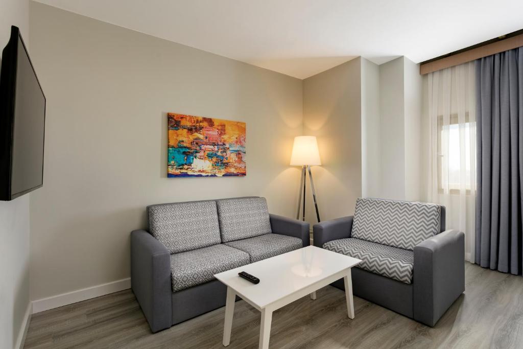 Mūsdienīgs atpūtas stūris Limak Arcadia Sport Resort, ar dīvāniem un televizoru.