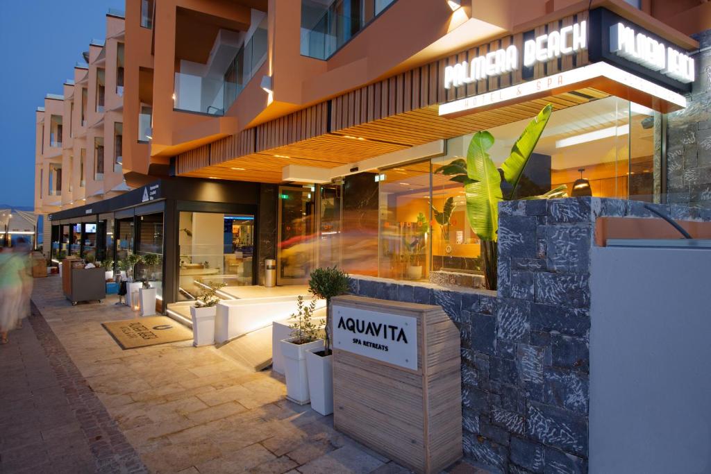 Moderns viesnīcas un spa komplekss "Palmera Beach" ar stilīgu ieeju un izsmalcinātu dizainu. Apzaļumoti stūri un gaismas efekti rada patīkamu atmosfēru.