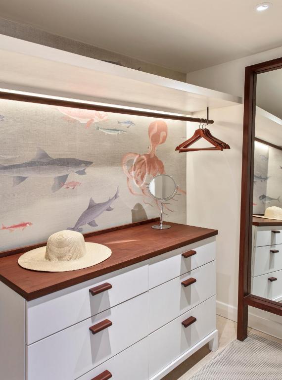 Viesnīcas LUX* Le Morne numura garderobe ar jūras motīviem