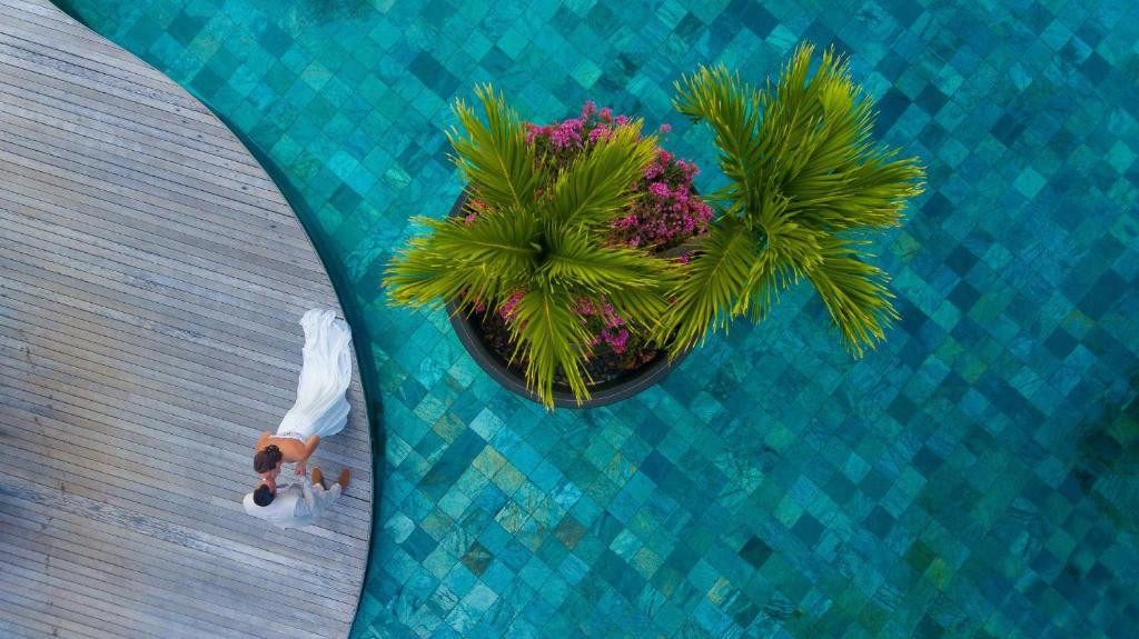 Jaunais pāris dejo pie LUX* Le Morne baseina piekrastē.