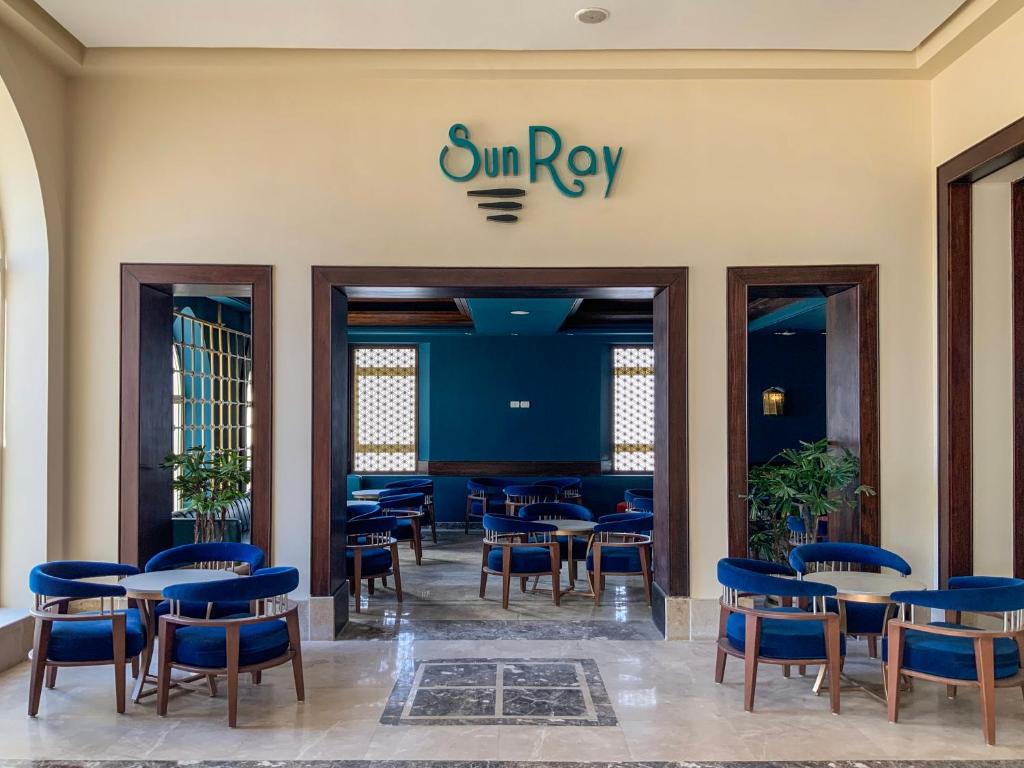 Ieeja kafejnīcā SunRay ar modernu interjeru un komfortablām mēbelēm, Sunrise Select Diamond Beach Resort.